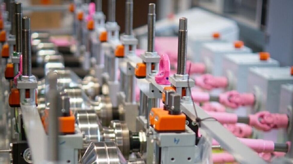 Magnesiumblech bei der Umformung.