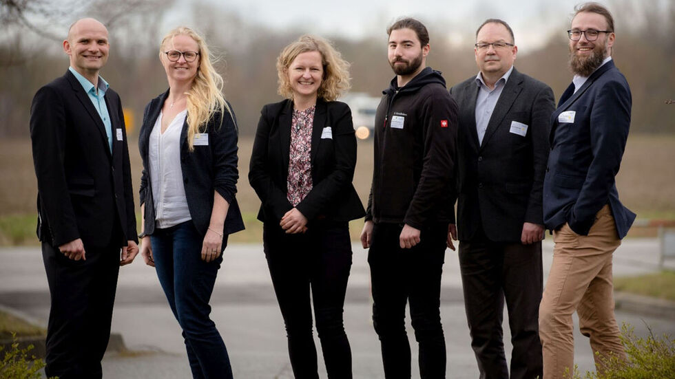 v.l.n.r. Prof. Dr. Martin Gräbner (TU BAF) Dr. Claudia Kirsten (DBFZ), Jenny Stukenbrock (CBC), Nikolaus Manolikakes (DBFZ), Dr. Felix Baitalow (TU BAF), Dr. Markus Piechotka (mele). v.l.n.r. Prof. Dr. Martin Gräbner (TU BAF) Dr. Claudia Kirsten (DBFZ), Jenny Stukenbrock (CBC), Nikolaus Manolikakes (DBFZ), Dr. Felix Baitalow (TU BAF), Dr. Markus Piechotka (mele).