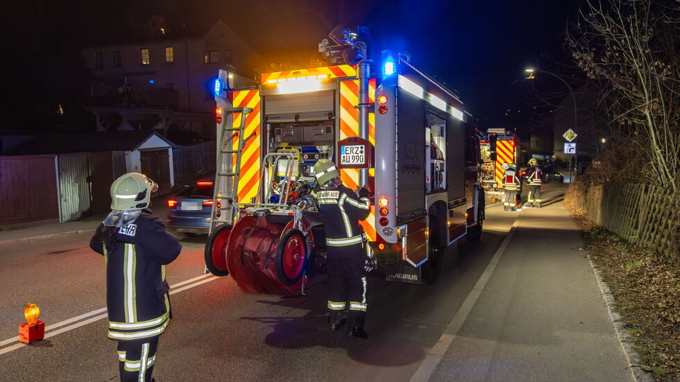 Die B 169 war während der Löscharbeiten halbseitig blockiert. Die B 169 war während der Löscharbeiten halbseitig blockiert.