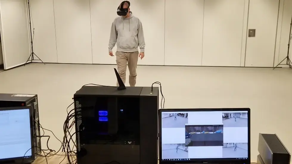 Die Fußgängersimulator-Studie findet in einem Raum im Universitätsteil Erfenschlager Straße 73 statt, wo die Probandinnen und Probanden mit einer VR-Brille in die virtuelle Realität einer Verkehrssituation eintauchen.