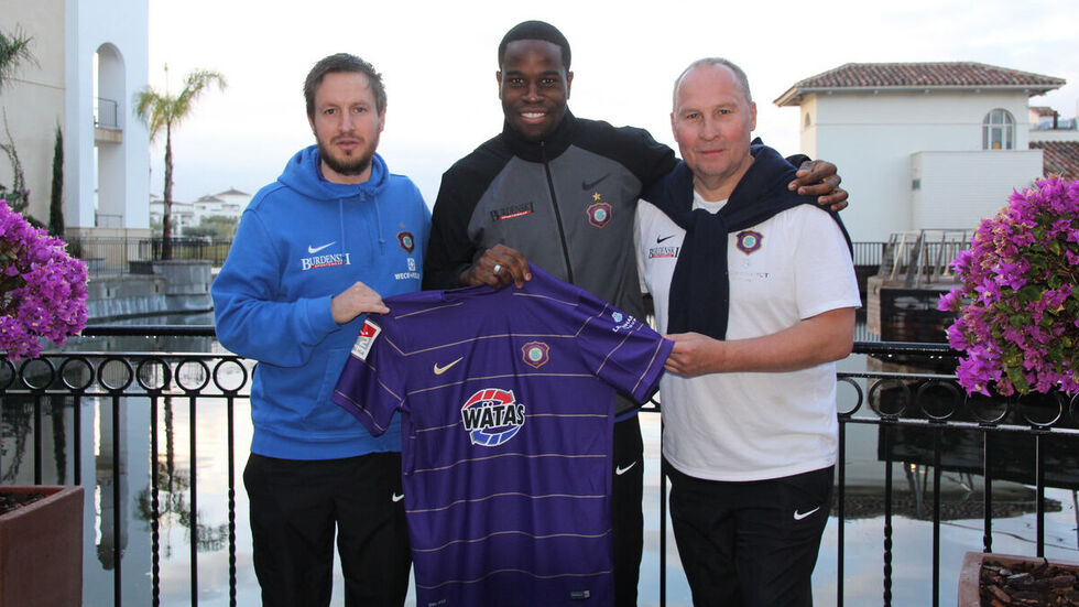 Hannes Drews (li.) und Helge Leonhardt (re.) präsentieren den Neuzugang Ridge Munsy (c) FC Erzgebirge Aue 