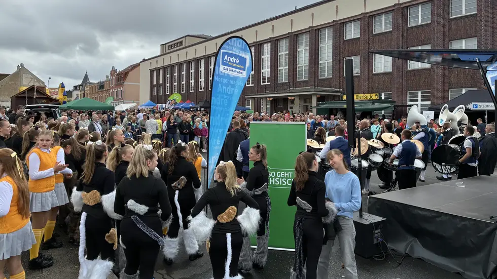 Menschenmenge an der Stadthalle, wo die Radio-Zwickau-Bühne stand Menschenmenge an der Stadthalle, wo die Radio-Zwickau-Bühne stand