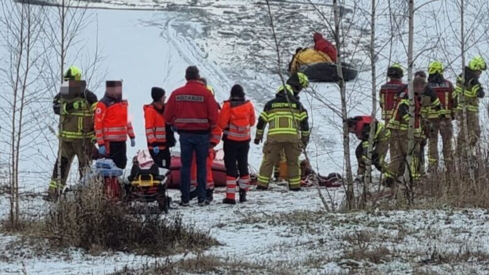 Feuerwehrleute konnten die eingebrochene Frau aus dem Wasser befreien (Symbolbild, dass stammt von einer ähnlichen Rettungsaktion am Harthsee stammt).