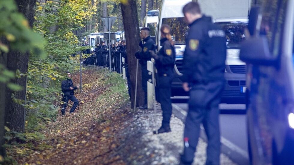 190 Einsatzkräfte durchsuchen ein Waldgebiet bei Grumbach.