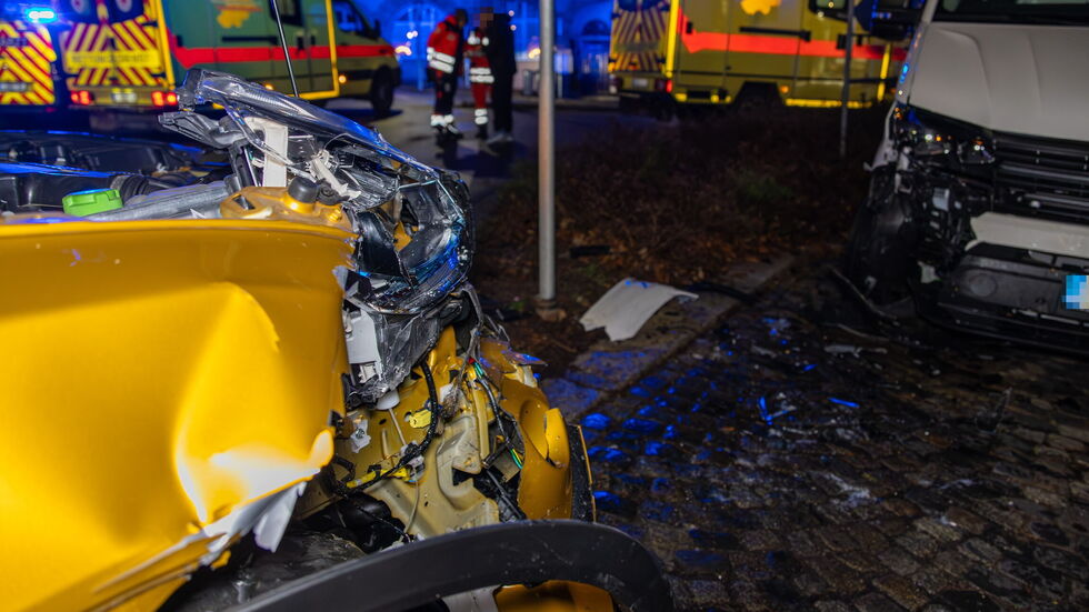 Der Suzuki war gegen einen geparkten Transporter gekracht.