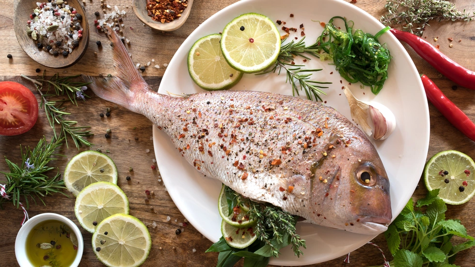 Teller mit Fisch und Gemüse