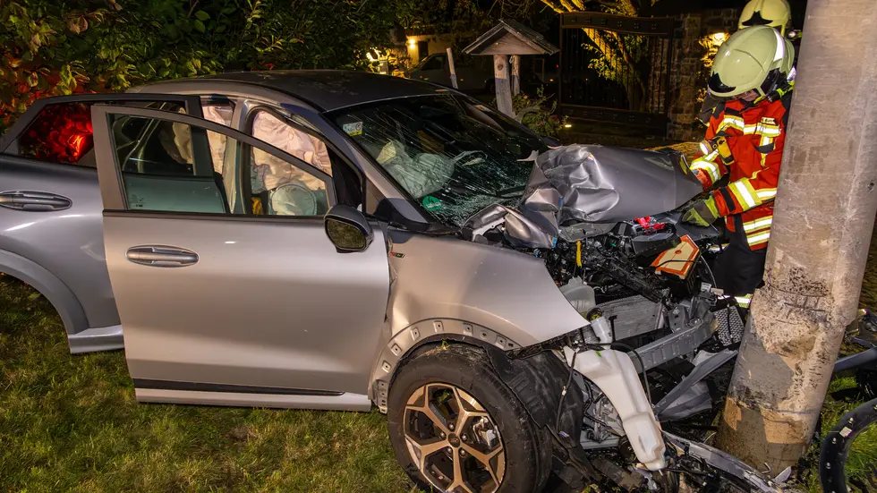 Die Feuerwehren aus Wildbach und Bad Schlema sicherten die Unfallstelle, leuchteten den Bereich aus und klemmten die Batterie des Unfallfahrzeugs ab. Die Feuerwehren aus Wildbach und Bad Schlema sicherten die Unfallstelle, leuchteten den Bereich aus und klemmten die Batterie des Unfallfahrzeugs ab.
