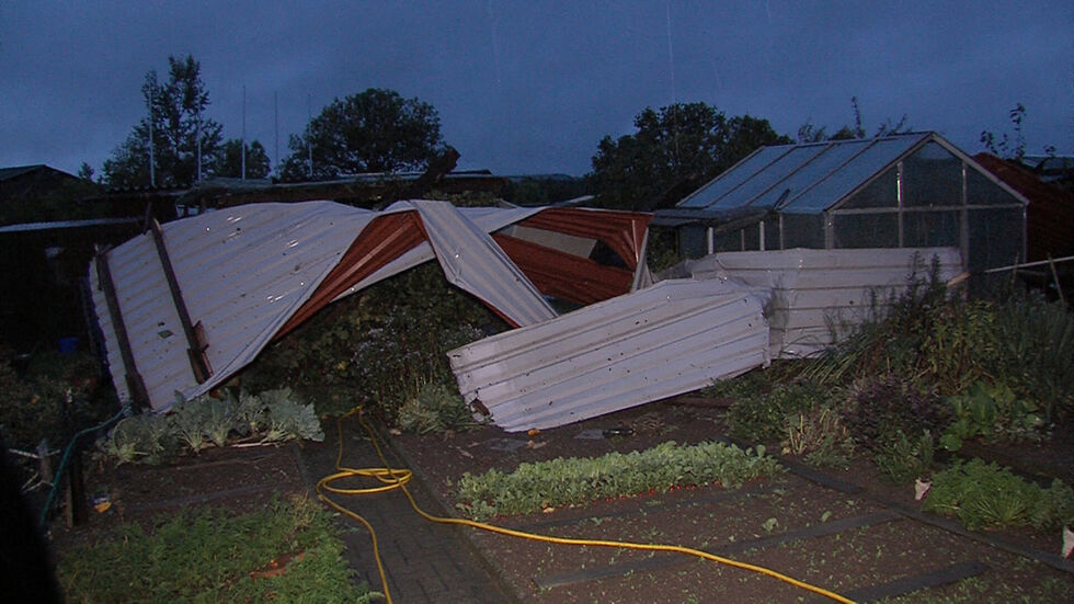 Durch Hirschfeld zog eine Windhose: Bäume knickten um, Dächer wurden abgedeckt. © Michael Müller Durch Hirschfeld zog eine Windhose: Bäume knickten um, Dächer wurden abgedeckt. © Michael Müller