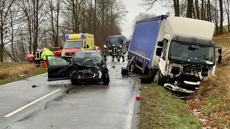 Aus noch ungeklärter Ursache waren am Dienstagmorgen ein Auto und ein Laster in Zwönitz zusammengekracht. © Daniel Unger/MSE Aus noch ungeklärter Ursache waren am Dienstagmorgen ein Auto und ein Laster in Zwönitz zusammengekracht. © Daniel Unger/MSE