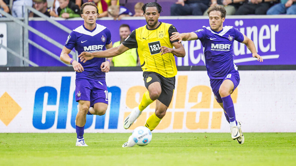 Veilchen-Spieler Mirnes Pepic und Mika Clausen bedrängen hier Almugera Kebar (Bildmitte).
