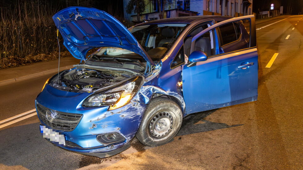 Zur Höhe des Sachschadens lagen zunächst keine Angaben vor. Zur Höhe des Sachschadens lagen zunächst keine Angaben vor.