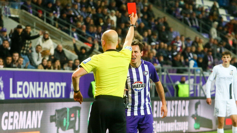 Schiedsrichter Nicolas Winter zeigt Clemens Fandrich die rote Karte.