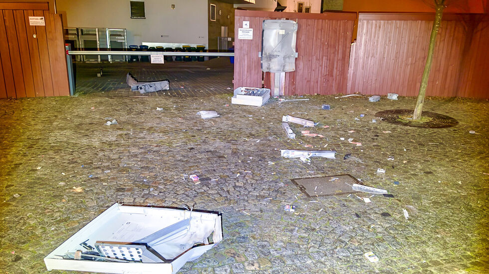 Der gesprengte Zigarettenautomat in Aue-Bad Schlema. Der gesprengte Zigarettenautomat in Aue-Bad Schlema.