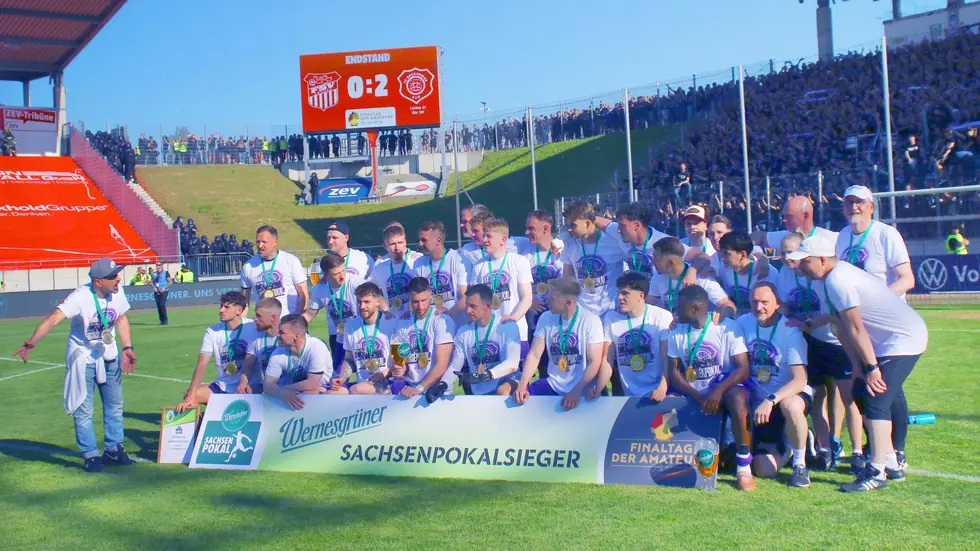 Vor zahlreichen mitgereisten Veilchenfans nahmen das Team den Sachsenpokal in Empfang.