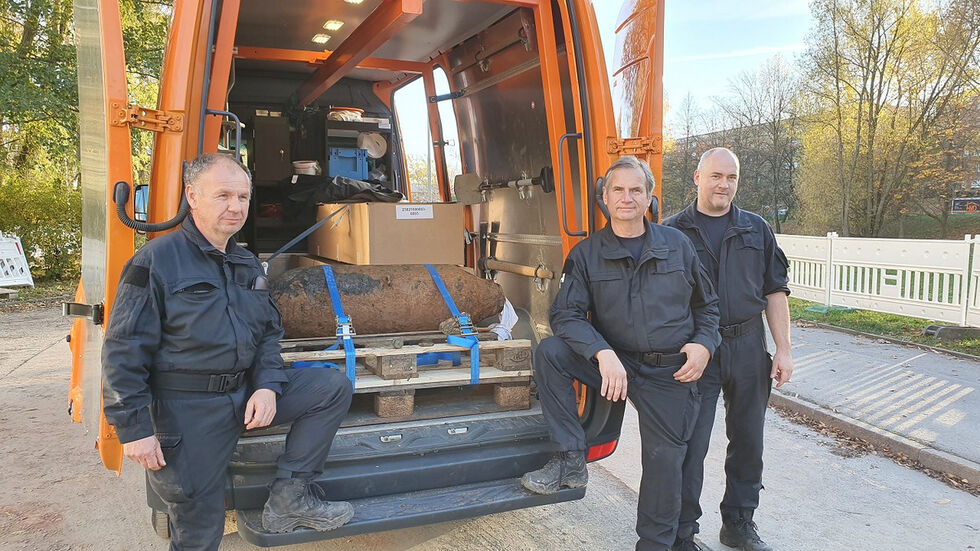 Jörg Lange (2.v.l.) und sein Team vom Kampfmittelbeseitigungsdienst haben die Bombe erfolgreich entschärfen können. (Foto: Redaktion) Jörg Lange (2.v.l.) und sein Team vom Kampfmittelbeseitigungsdienst haben die Bombe erfolgreich entschärfen können. (Foto: Redaktion)