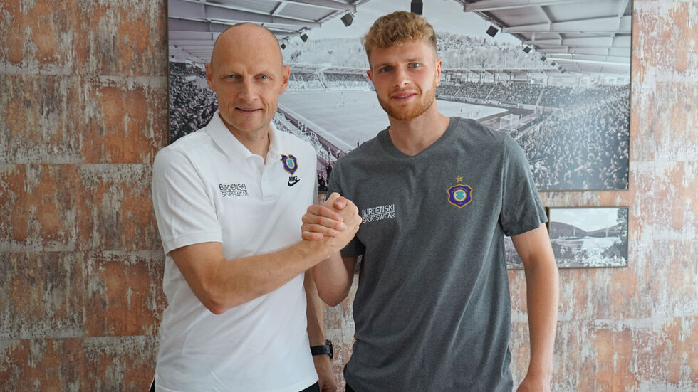 FCE-Sportgeschäftsführer Matthias Heidrich (links) mit Neuzugang Steffen Meuer.