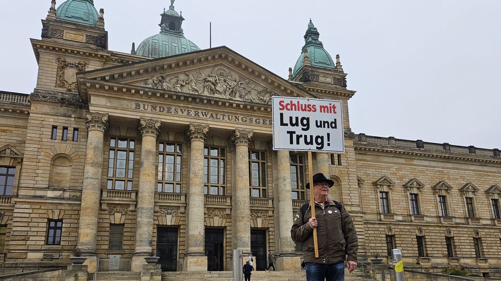 Die wenigen Demonstranten vorm Leipziger Bundesverwaltungsgericht hatten auch Transparente dabei.