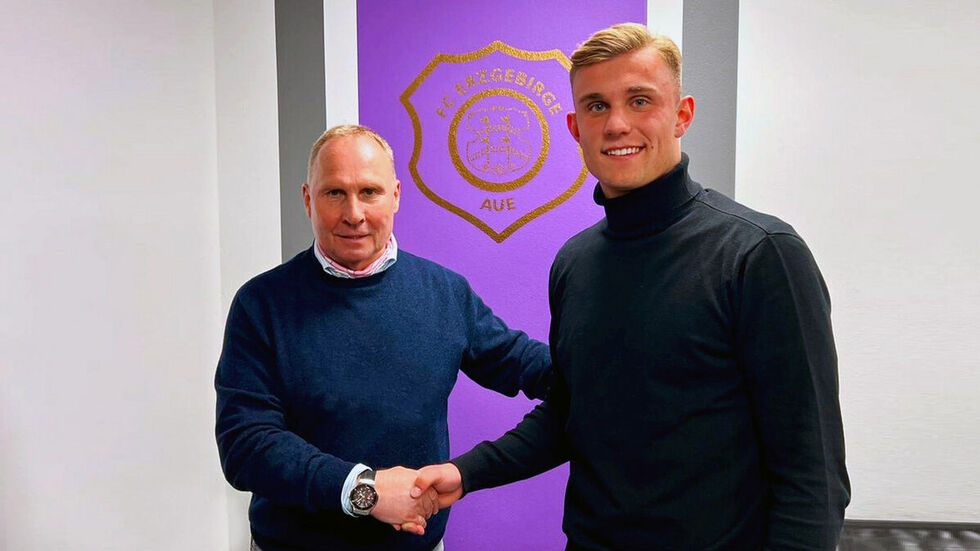 FCE-Präsident Helge Leonhardt (links) begrüßt Felix Göttlicher im Veilchen-Lager.