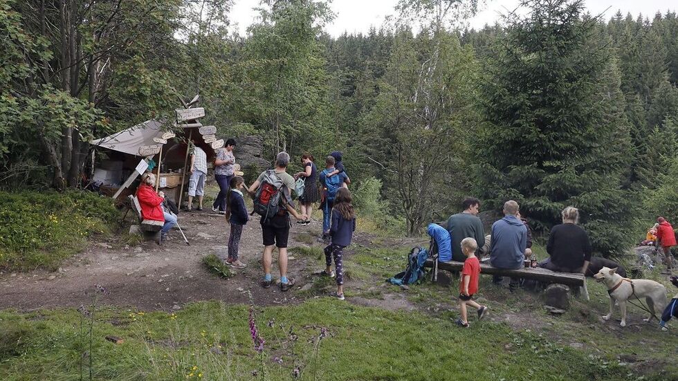 Wanderer kehrten an dem kleinen Imbiss gern ein. Wanderer kehrten an dem kleinen Imbiss gern ein.