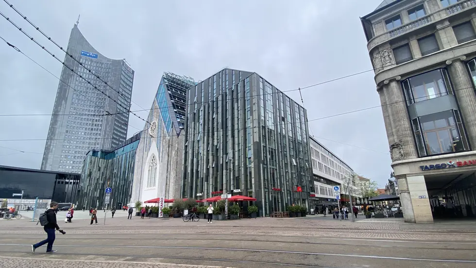 Aktuell ist die Durchfahrt vom Augustusplatz zur Grimmaischen Straße (Fußgängerzone) leider wieder komplett frei.