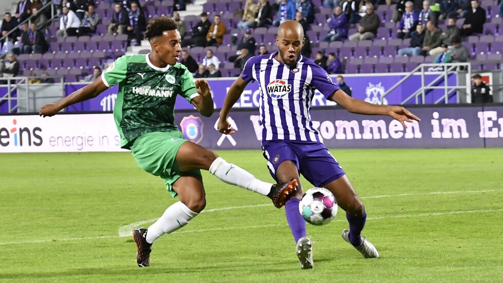 Fürths Jamie Leweling (links) im Zweikampf mit Aues Spieler Louis Samson (rechts)