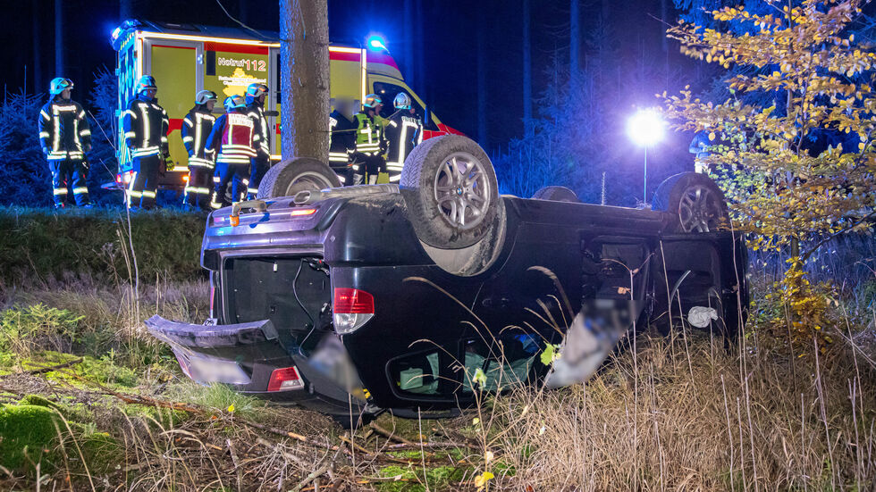 Kameraden der Feuerwehr Geyer sicherten die Unfallstelle weiträumig ab und leuchteten sie aus.
