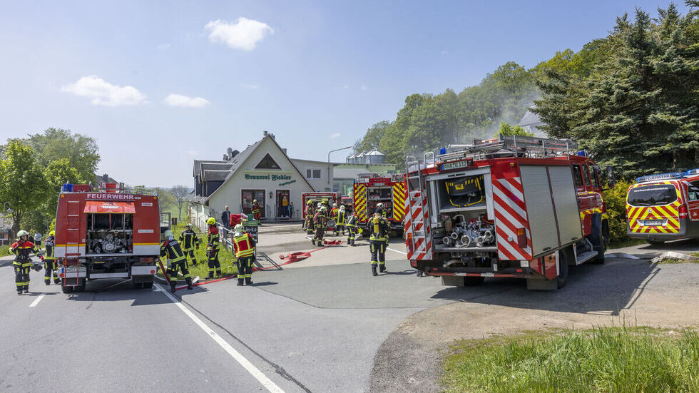 Über 60 Feuerwehrleute waren in Oberscheibe im Einsatz. Über 60 Feuerwehrleute waren in Oberscheibe im Einsatz.