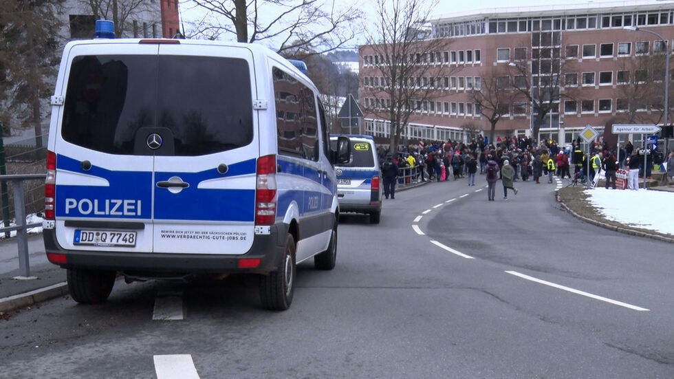 Zuletzt waren am Dienstag am Landratsamt in Annaberg rund 500 Demonstranten zusammengekommen. Zuletzt waren am Dienstag am Landratsamt in Annaberg rund 500 Demonstranten zusammengekommen.