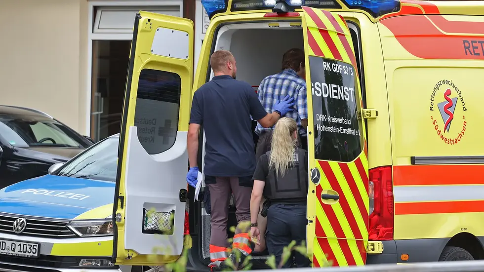 Mit einem Rettungswagen wurde der Mann in eine Klinik gebracht. Mit einem Rettungswagen wurde der Mann in eine Klinik gebracht.