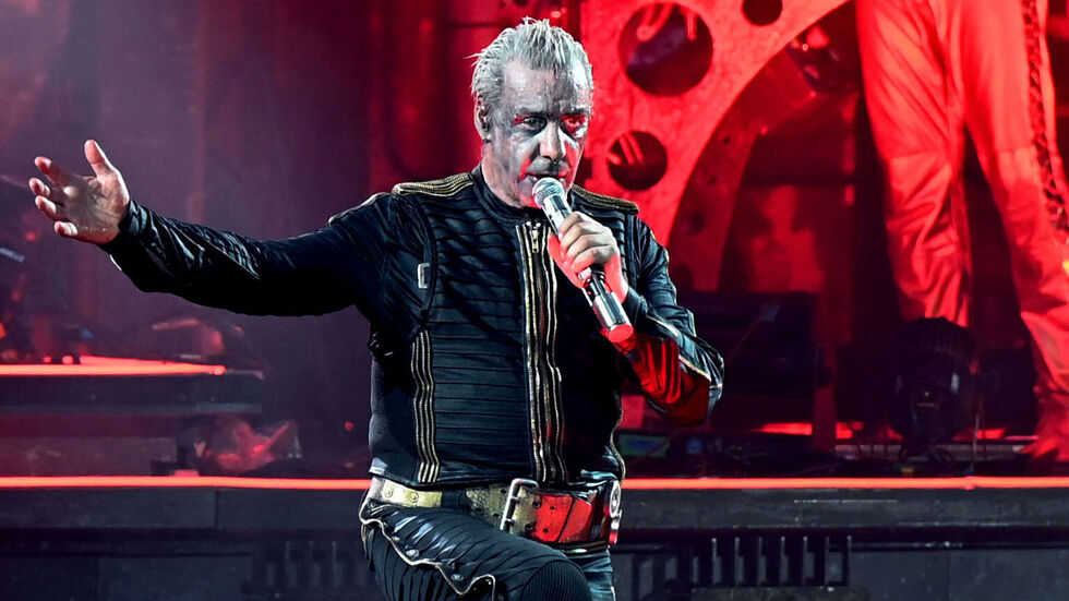 Rammstein-Sänger Til Lindemann bei einem seiner Auftritte. Rammstein-Sänger Til Lindemann bei einem seiner Auftritte.