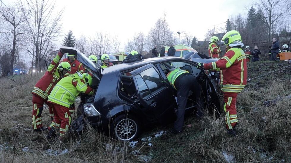 Der VW musste vor weiterem Abrutschen gesichert werden. Der VW musste vor weiterem Abrutschen gesichert werden.