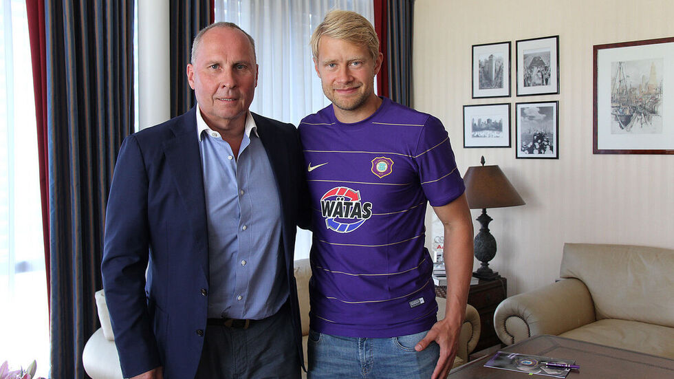 Präsident Helge Leonhardt mit dem Rückkehrer Jan Hochscheidt. Er unterschrieb einen Dreijahresvertrag bei den Veilchen. (Foto: Erzgebirge Aue)