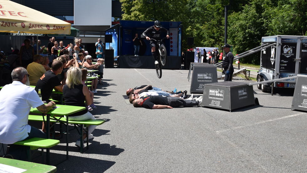 Trial-Weltmeister Marco Hösel zeigte in zwei Shows, was er mit einem Fahrrad so alles anstellen kann. Trial-Weltmeister Marco Hösel zeigte in zwei Shows, was er mit einem Fahrrad so alles anstellen kann.