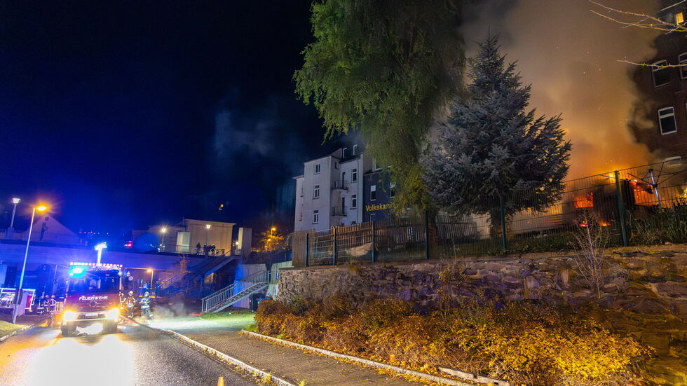 Gegen 21:00 Uhr alarmierten Anwohner die Feuerwehr. Gegen 21:00 Uhr alarmierten Anwohner die Feuerwehr.