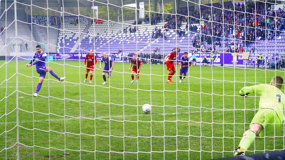 Nazarov traf per Elfmeter zum umjubelten Tor. Nazarov traf per Elfmeter zum umjubelten Tor.