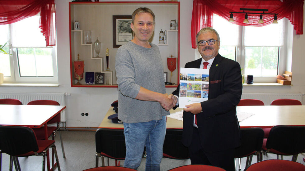 Landrat Frank Vogel mit dem Bürgermeister der Gemeinde Seiffen, Martin Wittig. Foto © Landratsamt Erzgebirge, Pressestelle. Landrat Frank Vogel mit dem Bürgermeister der Gemeinde Seiffen, Martin Wittig. Foto © Landratsamt Erzgebirge, Pressestelle.