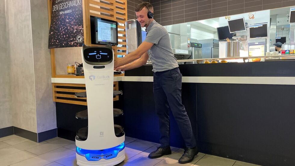 Schichtleiter David Scholz hat gern mit dem Roboter gearbeitet. Schichtleiter David Scholz hat gern mit dem Roboter gearbeitet.