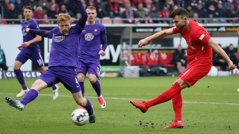 Fabian Kalig kann das Tor durch Heidenheims Thomalla nicht mehr verhindern. Fabian Kalig kann das Tor durch Heidenheims Thomalla nicht mehr verhindern.