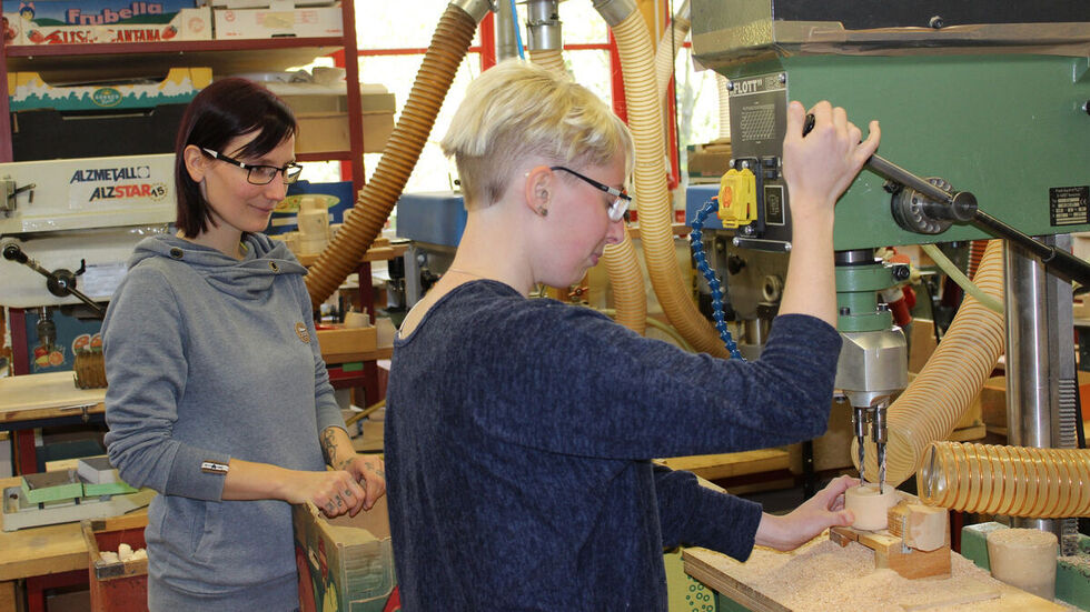Bei der Ausbildung zum Holzspielzeugmacher geht es auch um die maschinelle Holzbearbeitung. 
Foto © Sindy Einhorn