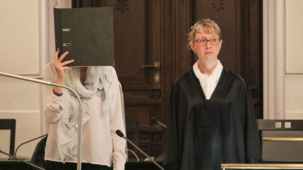 Sarah P. mit ihrer Anwältin Diana Enzinger-Leichsenring. © Irving Cova