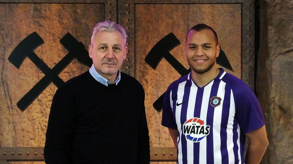 Veilchen-Sportchef Pavel Dotchev mit Neuverpflichtung Jann George