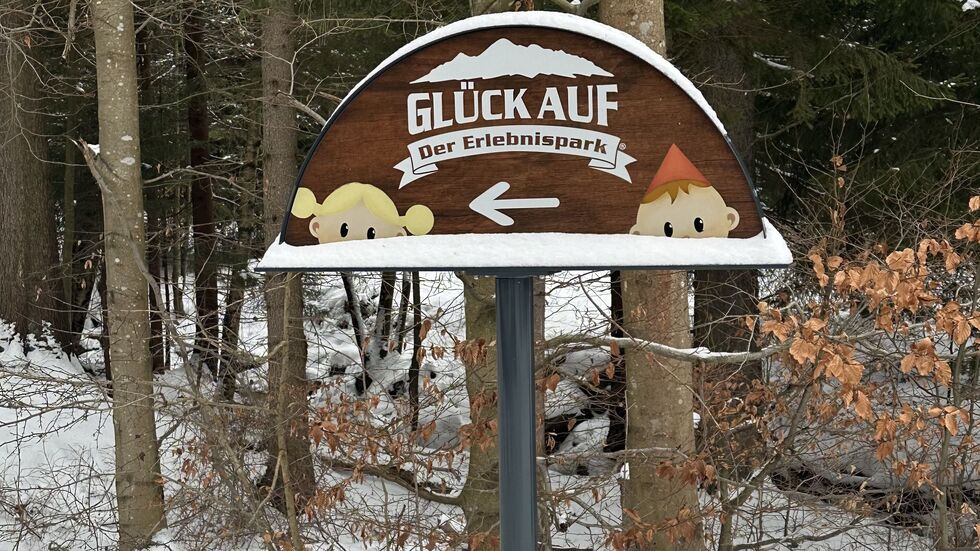 Hinweisschild zum Erlebnispark