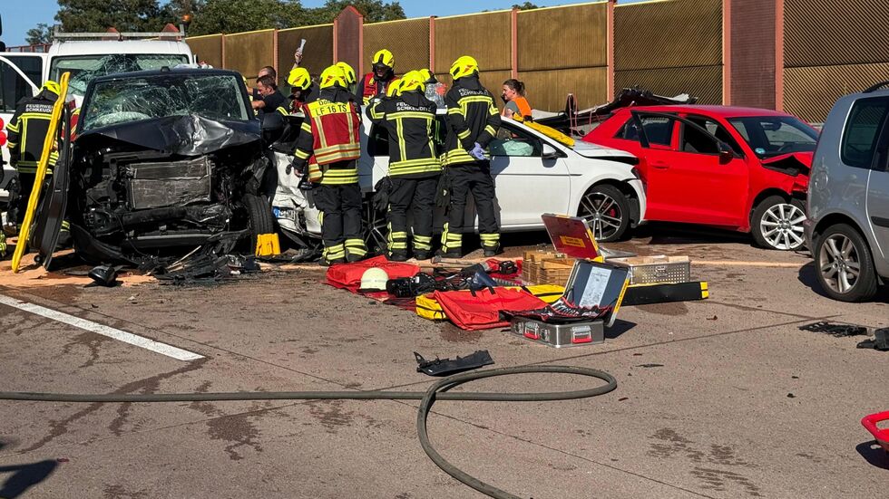 Die Unfallstelle auf der A9 zwischen Großkugel und Leipzig-West. Mehrere Personen wurden bei dem Massencrash eingeklemmt. Die Unfallstelle auf der A9 zwischen Großkugel und Leipzig-West. Mehrere Personen wurden bei dem Massencrash eingeklemmt.