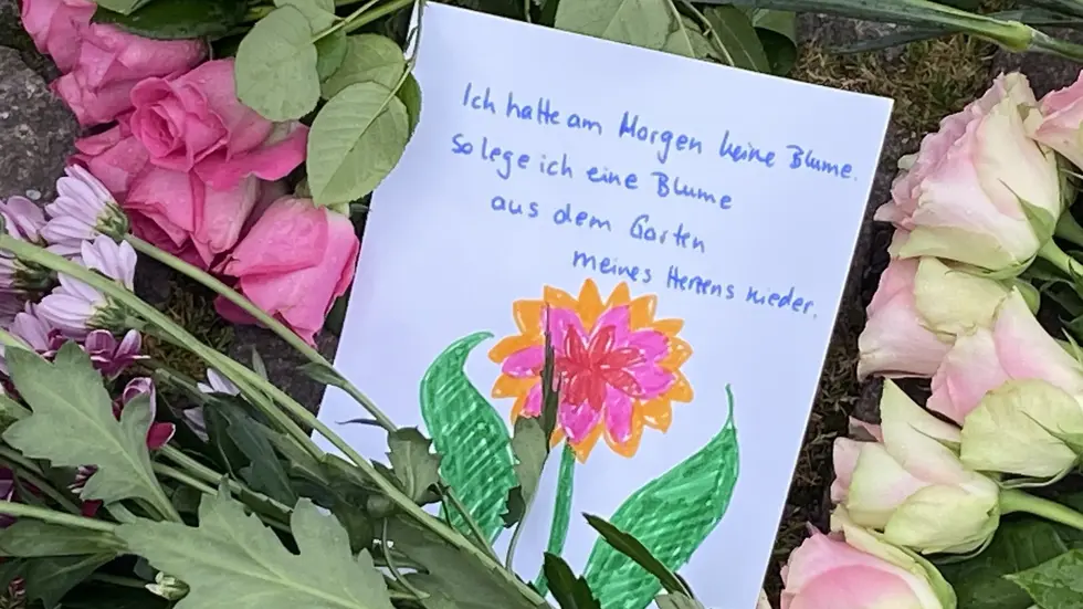 Diesen Zettel hier hat jemand statt Blumen oder Kerzen hinterlassen.