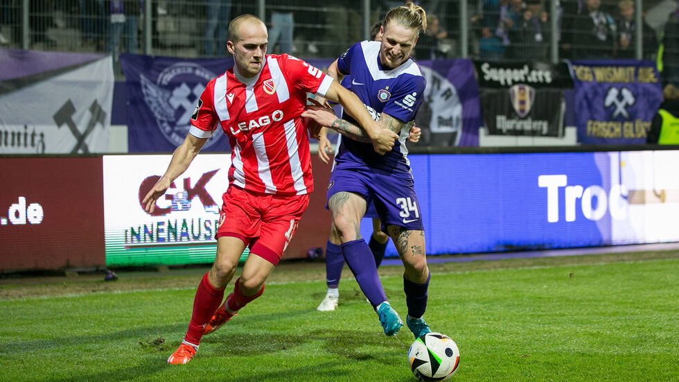 Aue hat gegen Cottbus das Nachsehen - wie hier Veilchenspieler Marvin Stefaniak (rechts). 