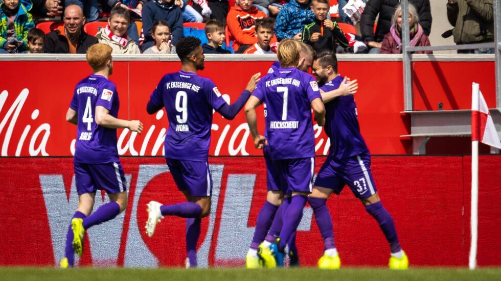 Die Veilchen feiern durch das 3:1 in Regensburg den Klassenerhalt in der 2. Bundesliga.