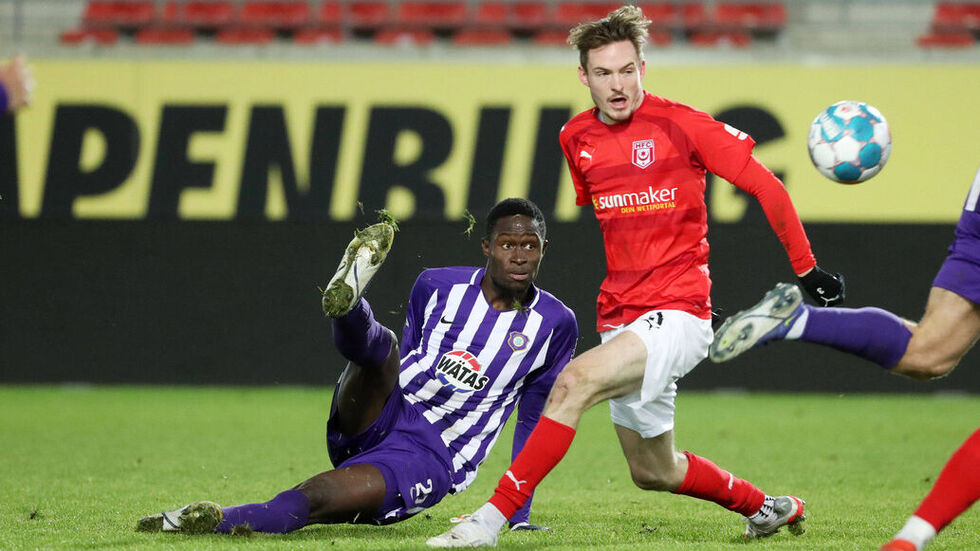 Babacar Gueye (links im Bild) hier bei einem Testspiel gegen den Halleschen FC. Babacar Gueye (links im Bild) hier bei einem Testspiel gegen den Halleschen FC.