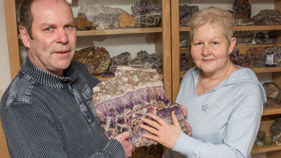 Familie Fritzsche sammelt seit Jahren Mineralien. (Foto: Jan Görner) Eine Frau und ein Mann vor einem Schaukasten mit Mineralien