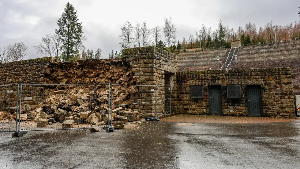 Der Schaden an der Waldbühne. Der Schaden an der Waldbühne.