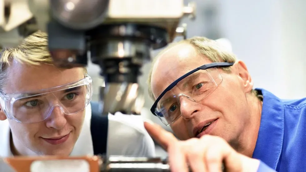 Meister und Praktikant bei der Arbeit